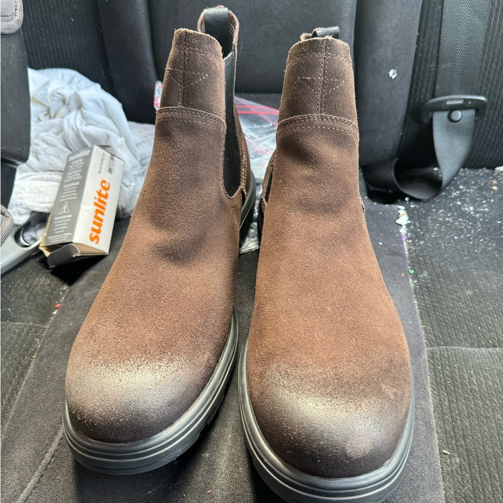 Stylist Chelsea  Waterproof uggs never wore